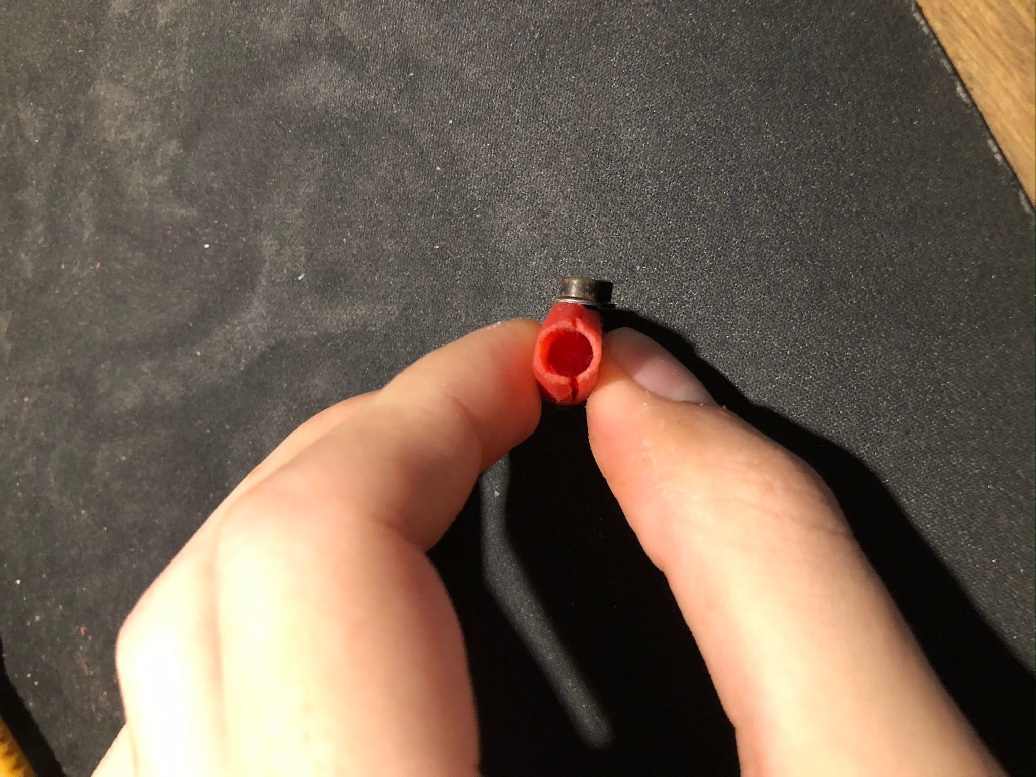 The carbon rod mounts - clearly "post-processed" with a drill